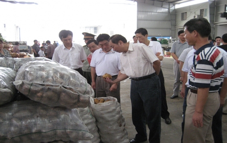 2006年9月嘉興市委書記、市人大主任黃坤明一行蒞臨蔬菜市場視察菜籃子供應工作