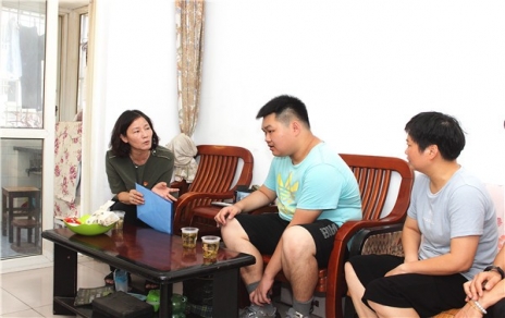 結對社區困難家庭，持續開展資助助學